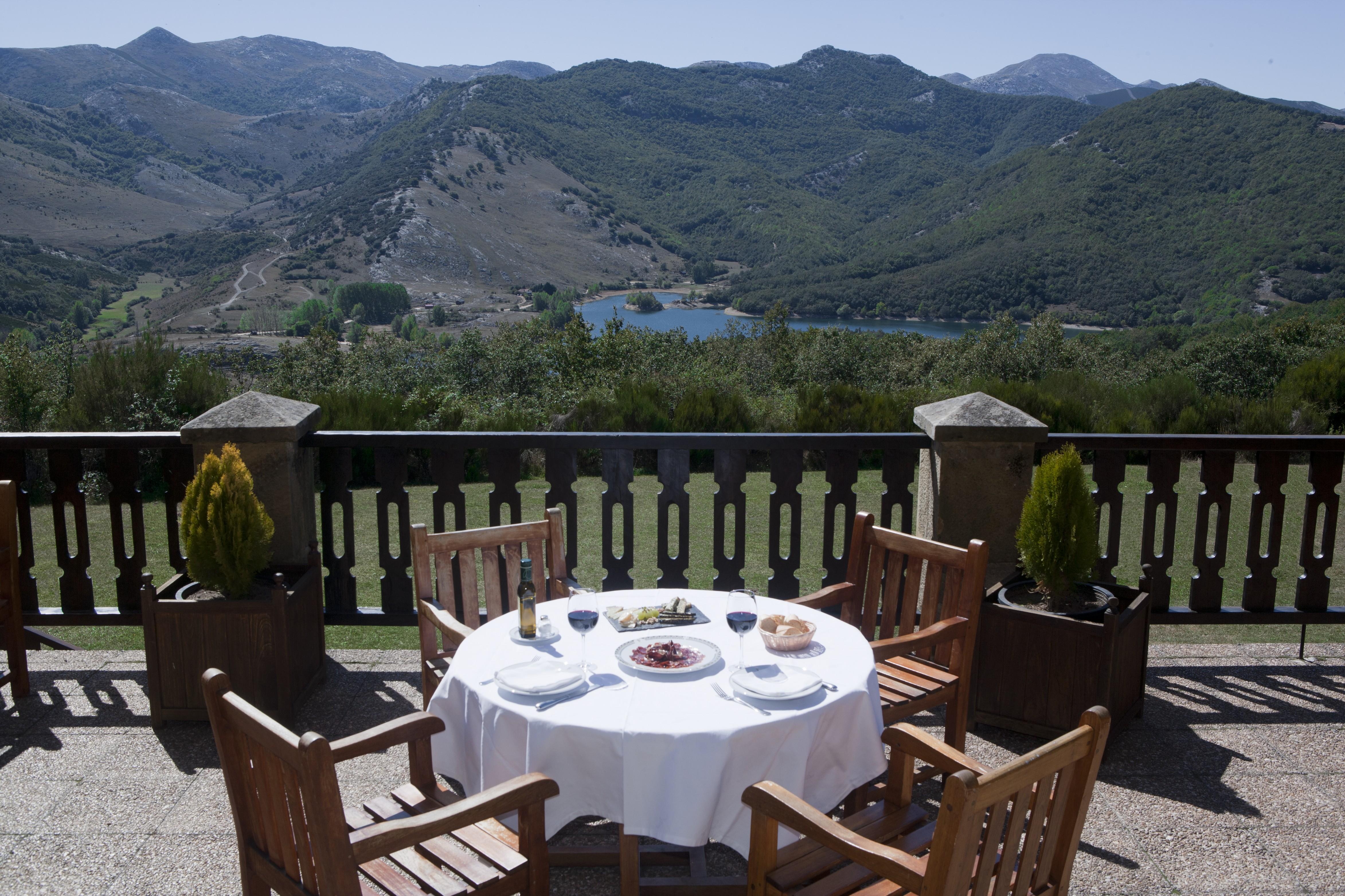 Parador De Cervera De Pisuerga Exterior foto